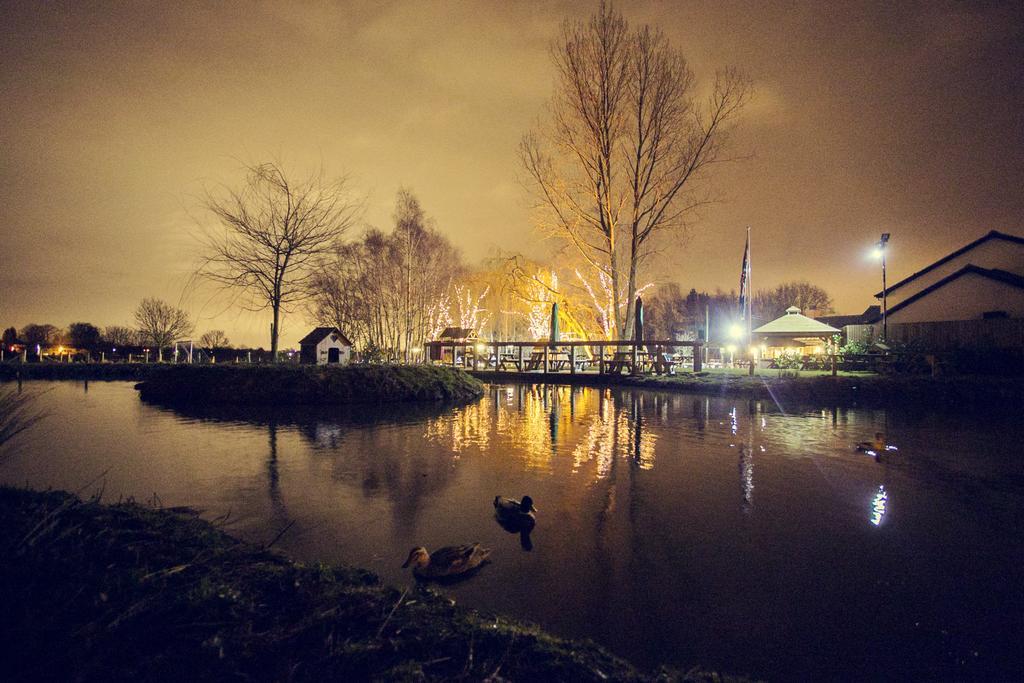 The Black Swan Glazebrook Exterior photo